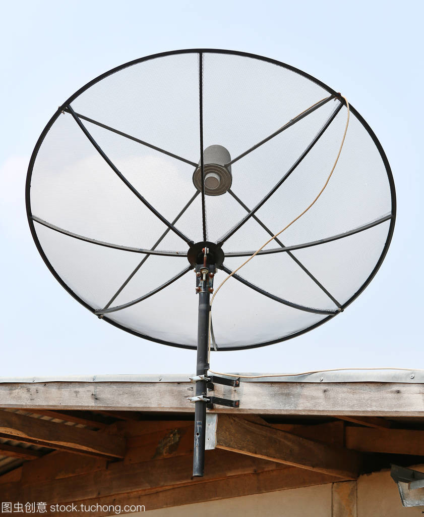 屋顶上的碟型卫星天线 连接世界的科技之眼